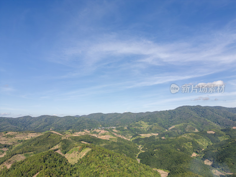 航拍蓝天白云下广阔无垠绿意盎然的山地景观