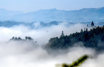 重庆酉阳：青山披白纱 枫叶红透了