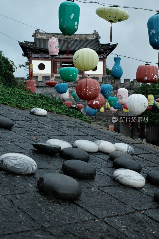 古建前彩色灯笼与鹅卵石景观