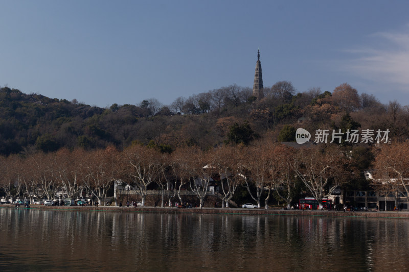 西湖湖面上的小船与远处宝石山的宝俶塔