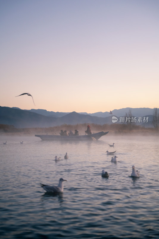 泸沽湖冬天唯美晨雾冬景