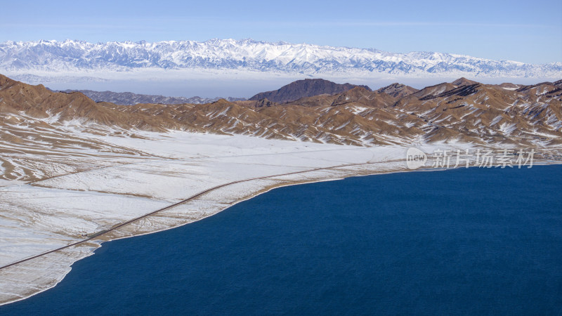 冬季赛里木湖雪山湖泊全景自然风光