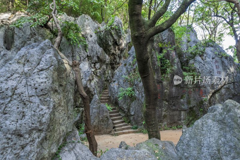 航拍杭州凤凰山景区月岩石灰岩石林