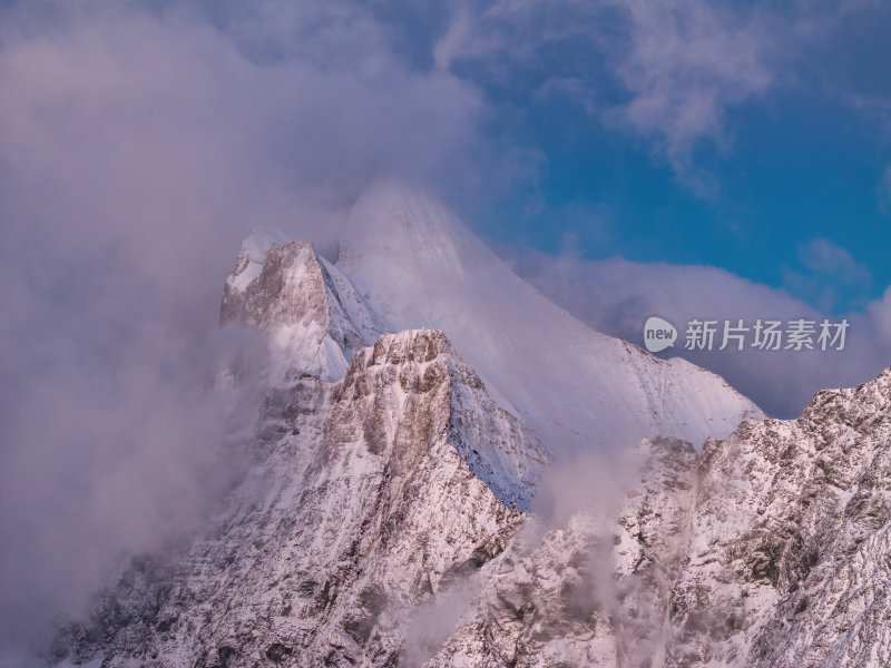 四川甘孜州稻城亚丁三神山雪山日出航拍