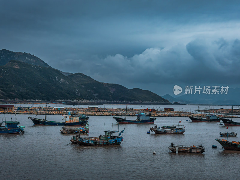 黎明时分的嵛山岛渔港