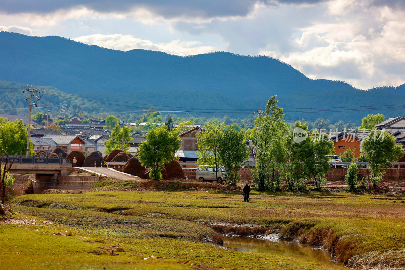 乡村田野与远山风景