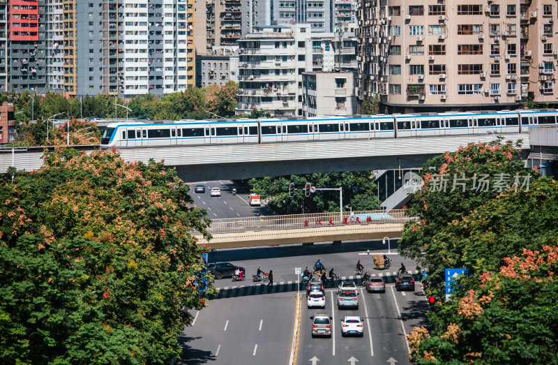 武汉城市风光，京汉铁路天桥与地铁1号线