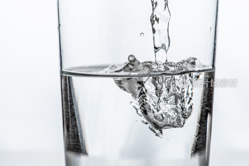 水杯中倒水瞬间特写