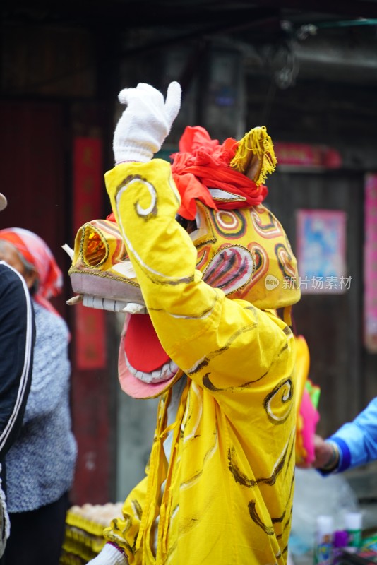 大理白族端午节身着民族服饰人们在户外表演