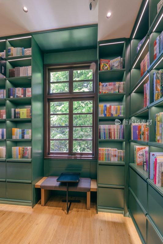 长沙市书店内窗边的木制绿色书架