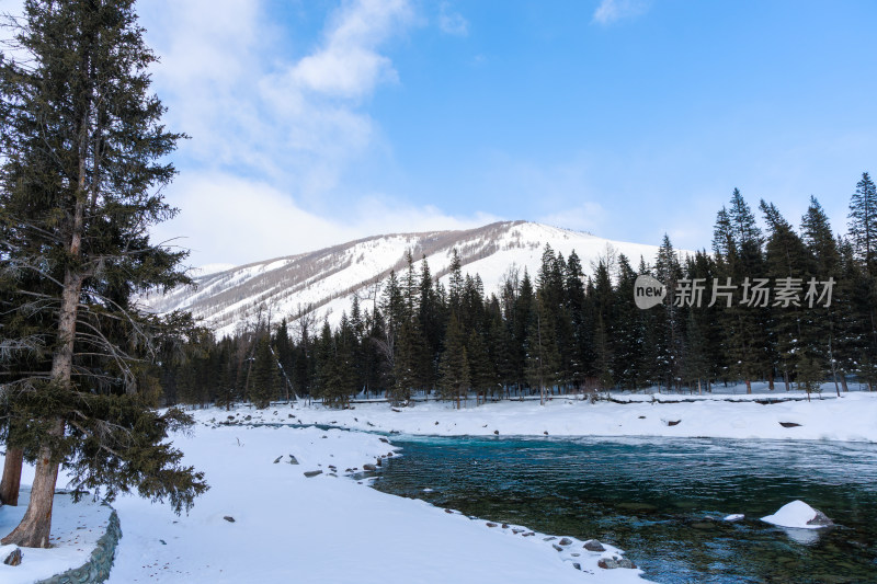 新疆喀纳斯雪景神仙湾冰河晨雾雪山森林雾凇