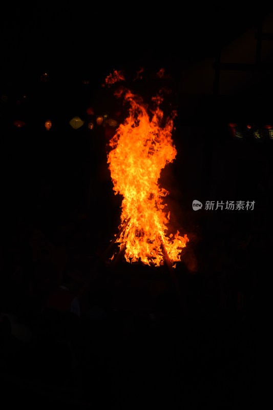 夜晚熊熊燃烧的篝火