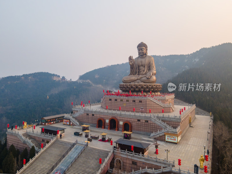 烟台南山大佛航拍俯瞰山间巨大佛像景观