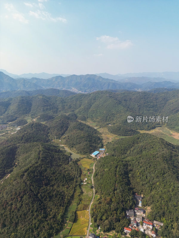 航拍乡村青山河流稻田风光