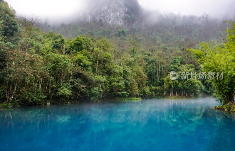 山林间的蓝色湖水自然风光全景