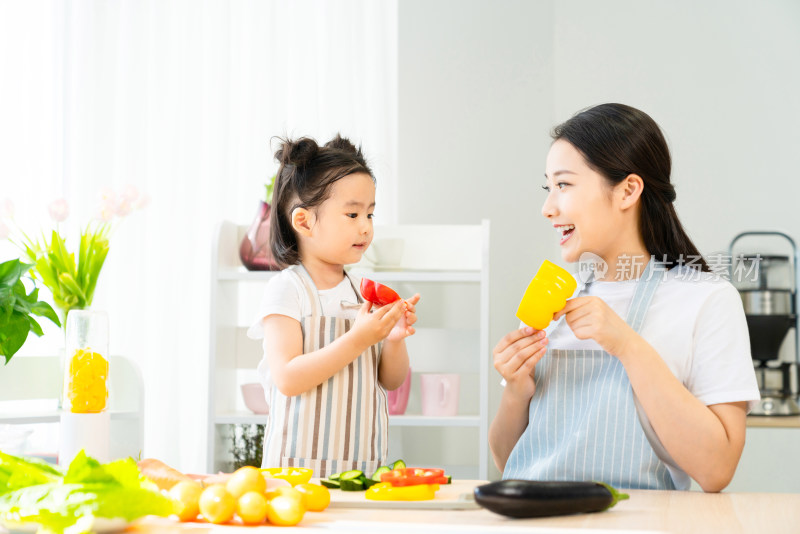 妈妈和女儿一起做饭