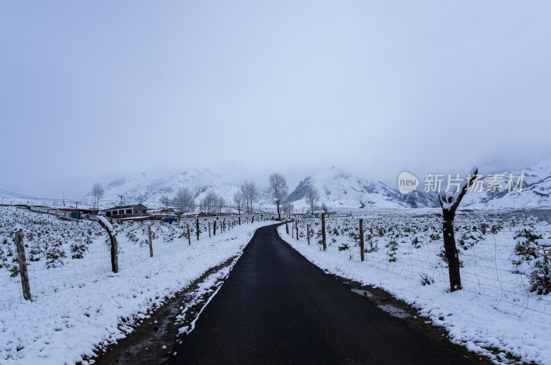 青海海北藏族自治州祁连卓尔山乡村公路雪景