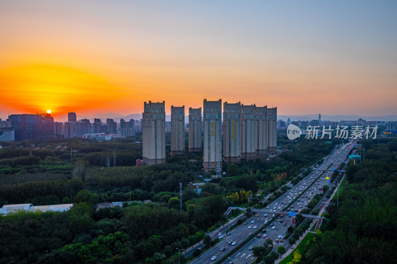 夕阳下的北京北四环城市风光