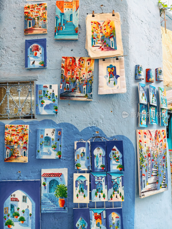摩洛哥蓝色街道艺术画作展示