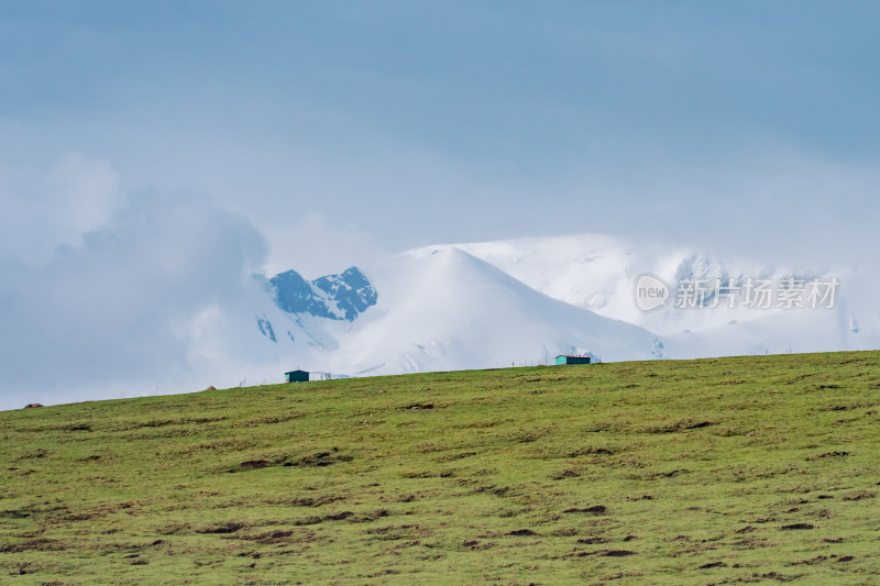 雪山与草地上的房屋-青海果洛阿尼玛卿