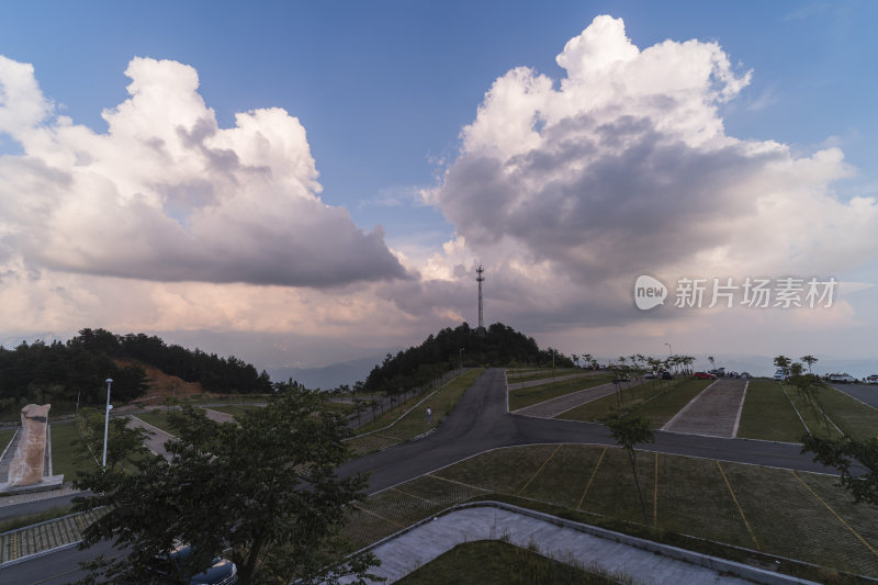 日落时分的户外停车场全景