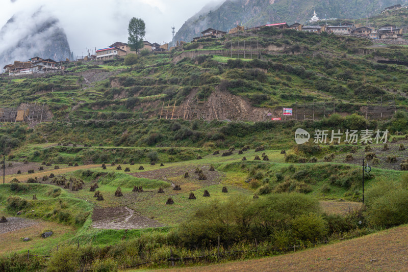 云雾缭绕山峰下的村庄扎尕那