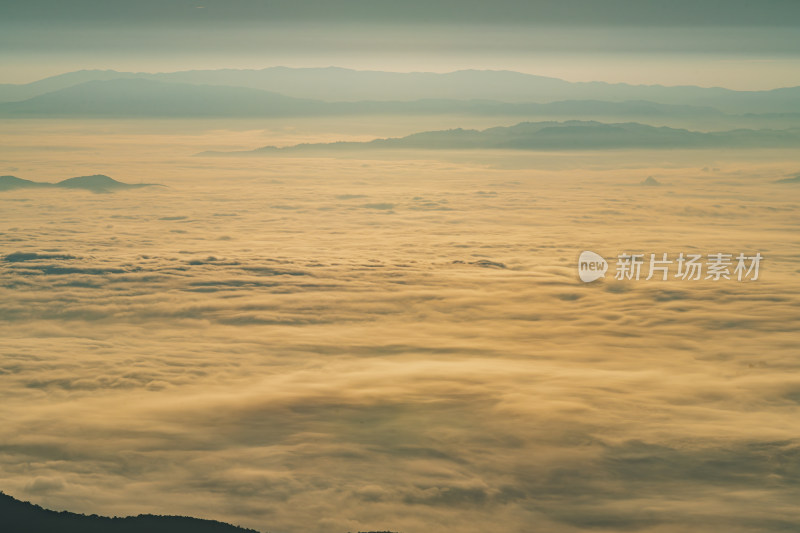 山之间的云海