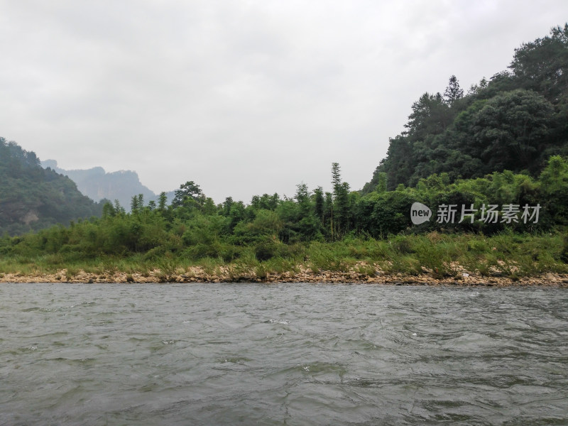 山水相依的自然风景