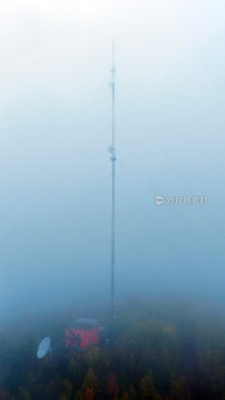 高山之巅晨雾中的通讯塔