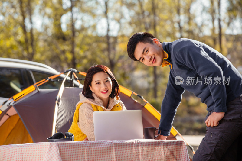 青年男女在户外露营