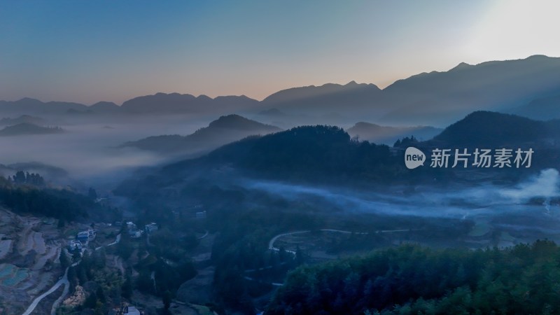 重庆酉阳：雾锁青山村庄靓