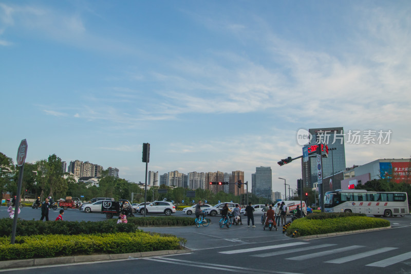 夏季城市十字路口