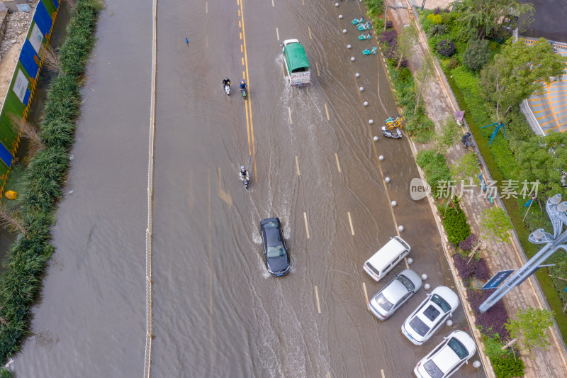 雨后积水的城市道路