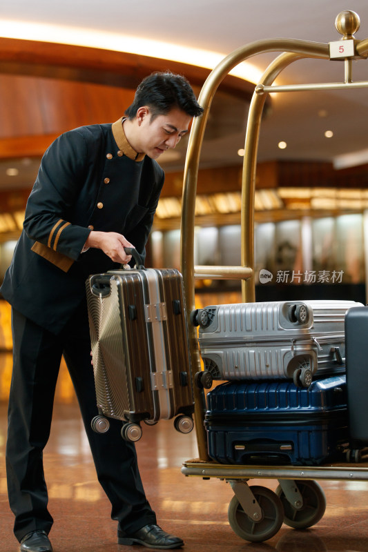 酒店服务人员拿着行李箱