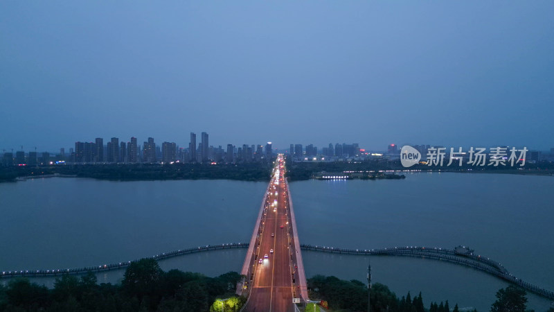 航拍安徽蚌埠龙湖大桥夜景
