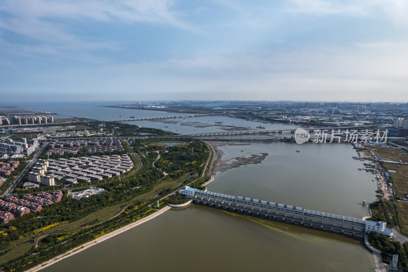 天津滨海生态城永定新河彩虹大桥城市风光