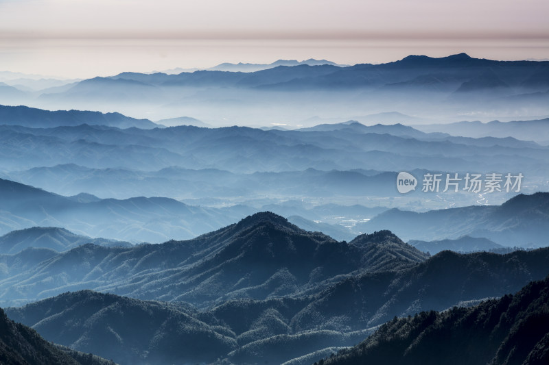 晨雾中的山峦