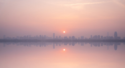 武汉东湖城市天际线湖面上的日落晚霞