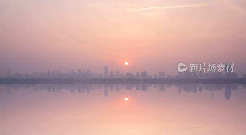 武汉东湖城市天际线湖面上的日落晚霞