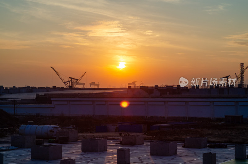 夕阳下的青岛市，黄岛的船舶重工工业基地