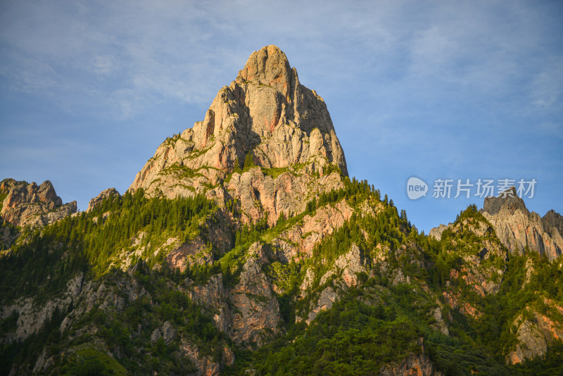 蓝天白云扎尕那石头山峰