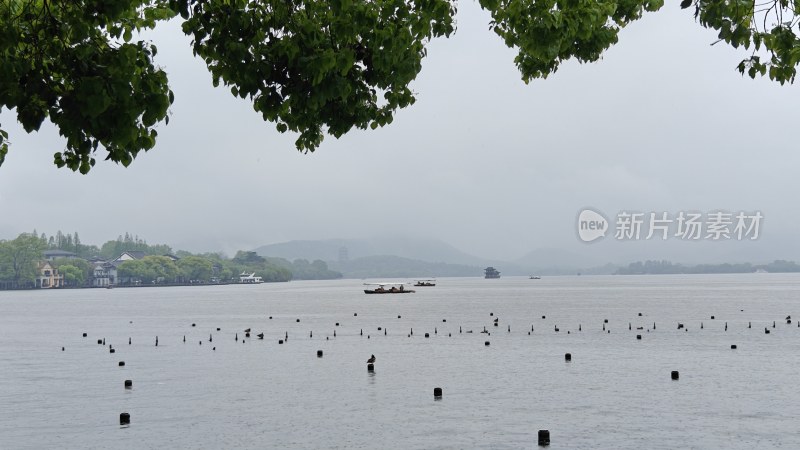 西湖水面船只及周边山景远景图