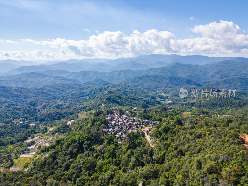 航拍被森林环绕的景迈山村庄全景