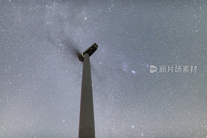 柳州融水县-星空下旋转的风力发电机叶片