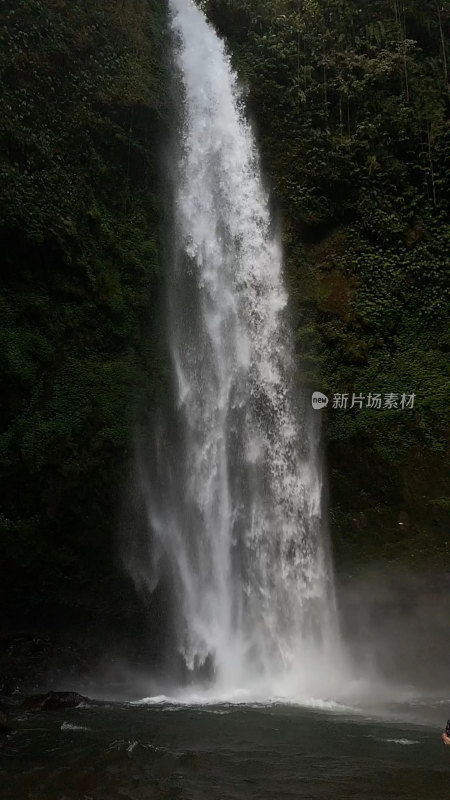 印尼热带雨林瀑布