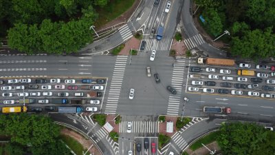 广东东莞：航拍道路上的塞车现象