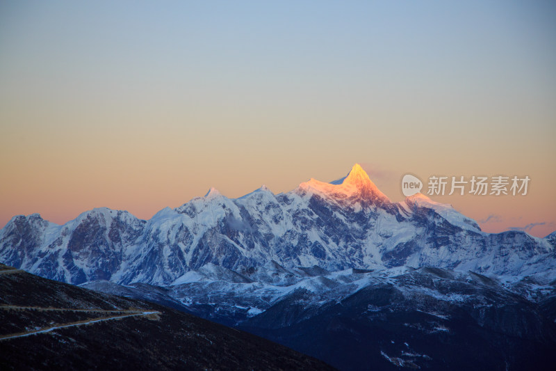 西藏林芝雪景南迦巴瓦峰日照金山雪山夕阳