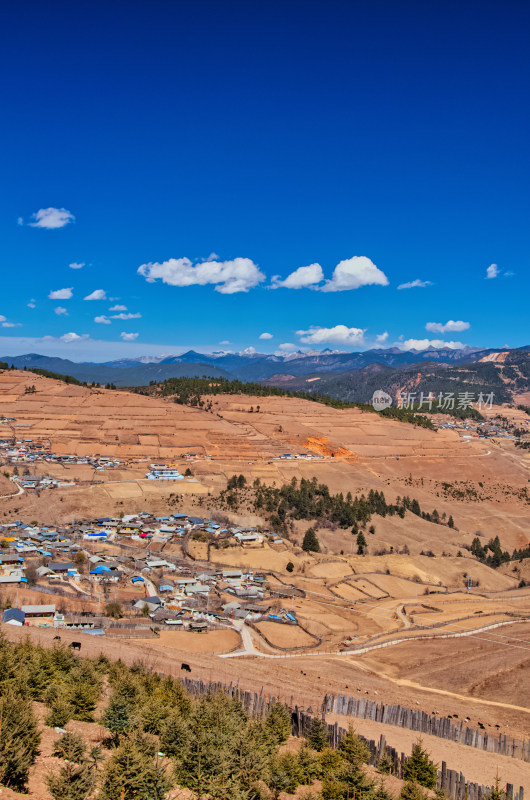 去往云南迪庆香格里拉路上乡村山地田园风光