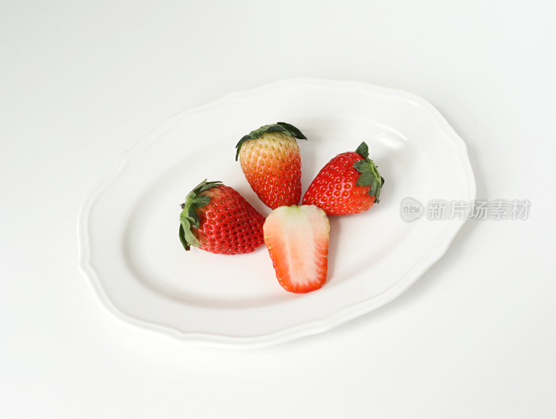 白色桌面盘子中的新鲜水果草莓
