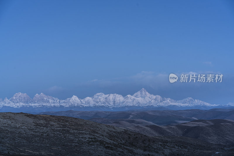 辽阔高原上的壮丽贡嘎雪山远景